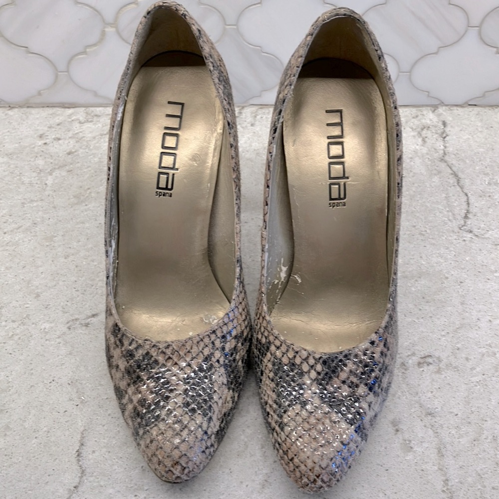 Gorgeous Moda snakeskin heels, 4” that are great for the office or evening wear